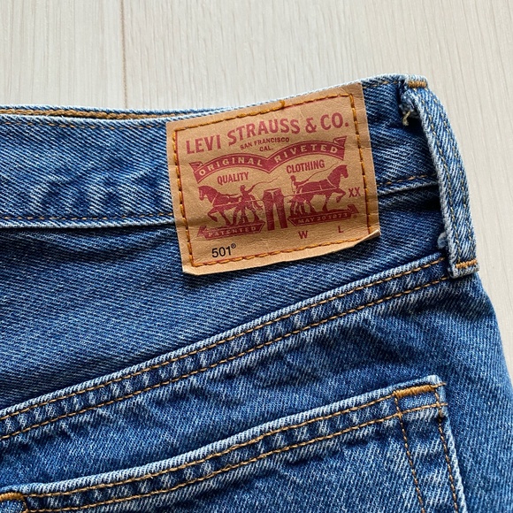 Levi's 501 Mid Thigh Short - Picture 3 of 4